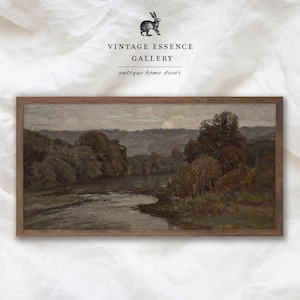 Puede incluir: Una pintura enmarcada que representa una escena de paisaje con un río serpenteando a través de un bosque. Los árboles son una mezcla de verdes y marrones, y el cielo es de un gris suave. La pintura está en un marco de madera simple.