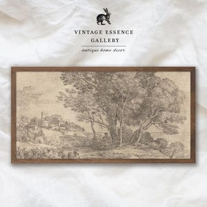 Peut inclure: Une estampe encadrée en sépia représentant un paysage détaillé avec des arbres, un village et des personnages. L'œuvre est dans un cadre en bois brun foncé. Le texte "VINTAGE ESSENCE GALLERY antique home decor" est au-dessus.