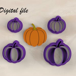 Könnte beinhalten: Satz mit fünf violetten Kürbis-Ausstechern, darunter ein größerer Kürbis-Ausstecher mit einem orangefarbenen Kürbis-Design. Digitale Datei.
