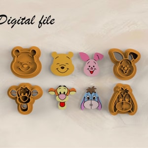 Puede incluir: Conjunto de ocho cortadores de galletas con personajes de Winnie the Pooh. Los cortadores están hechos de plástico marrón y presentan a Winnie the Pooh, Piglet, Tigger, Eeyore y Rabbit.