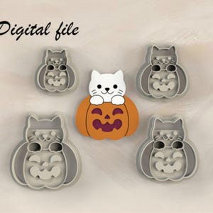 Może przedstawiać: Zestaw foremek do ciastek o tematyce Halloween. Foremki mają kształt kota na dyni i są szare. Jedna pomarańczowa dynia z białym kotem znajduje się na środku. Słowa "Digital file" znajdują się w lewym górnym rogu.
