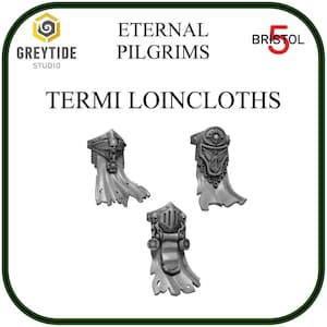Può includere: Tre miniature di plastica grigia di perizoma per un gioco da tavolo di guerra. I perizoma sono dettagliati con teschi, ali e catene. Il testo "Eternal Pilgrims" e "Termi Loincloths" è visibile nell'immagine.