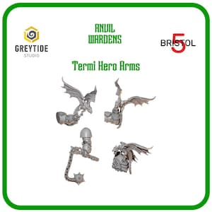Op de afbeelding: Vier grijze Termi Hero Arms miniaturen, waaronder een vlegel, een gevleugeld wezen en andere mechanische componenten. De afbeelding bevat de tekst "ANVIL WARDENS" en "Termi Hero Arms". Het logo van GREYTIDE STUDIO is ook zichtbaar.