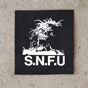 Könnte beinhalten: Schwarzer quadratischer Aufnäher mit einer weißen Illustration eines schreienden Gesichts mit wildem Haar. Der weiße Text "S.N.F.U" ist darunter gedruckt. Der Aufnäher ist wahrscheinlich für Kleidung oder Accessoires.