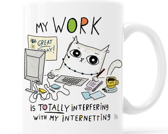 Könnte beinhalten: Weiße Keramiktasse mit einer Comic-Katze, die an einem Computer arbeitet. Die Tasse trägt den Text "MY WORK is TOTALLY INTERFERING WITH MY INTERNETTING".