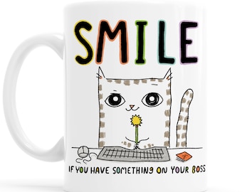 Könnte beinhalten: Weiße Keramiktasse mit einer Comic-Katze, die eine Blume hält, und dem Text "SMILE IF YOU HAVE SOMETHING ON YOUR BOSS".