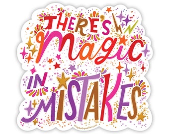 Könnte beinhalten: Ein bunter Aufkleber mit dem Text "There's magic in mistakes" umgeben von Sternen und Glitzer.