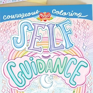 K&ouml;nnte beinhalten: Ein blaues Malbuch mit dem Titel "Courageous Self Guidance" und einem Regenbogen-Design. Das Buch enth&auml;lt 20 bewusste Ausdr&uuml;cke. Das Bild zeigt auch einen Satz Buntstifte, ein Lesezeichen mit dem Text "What makes me different also makes me magic" und eine Karte mit dem Text "Don't you dare quit".