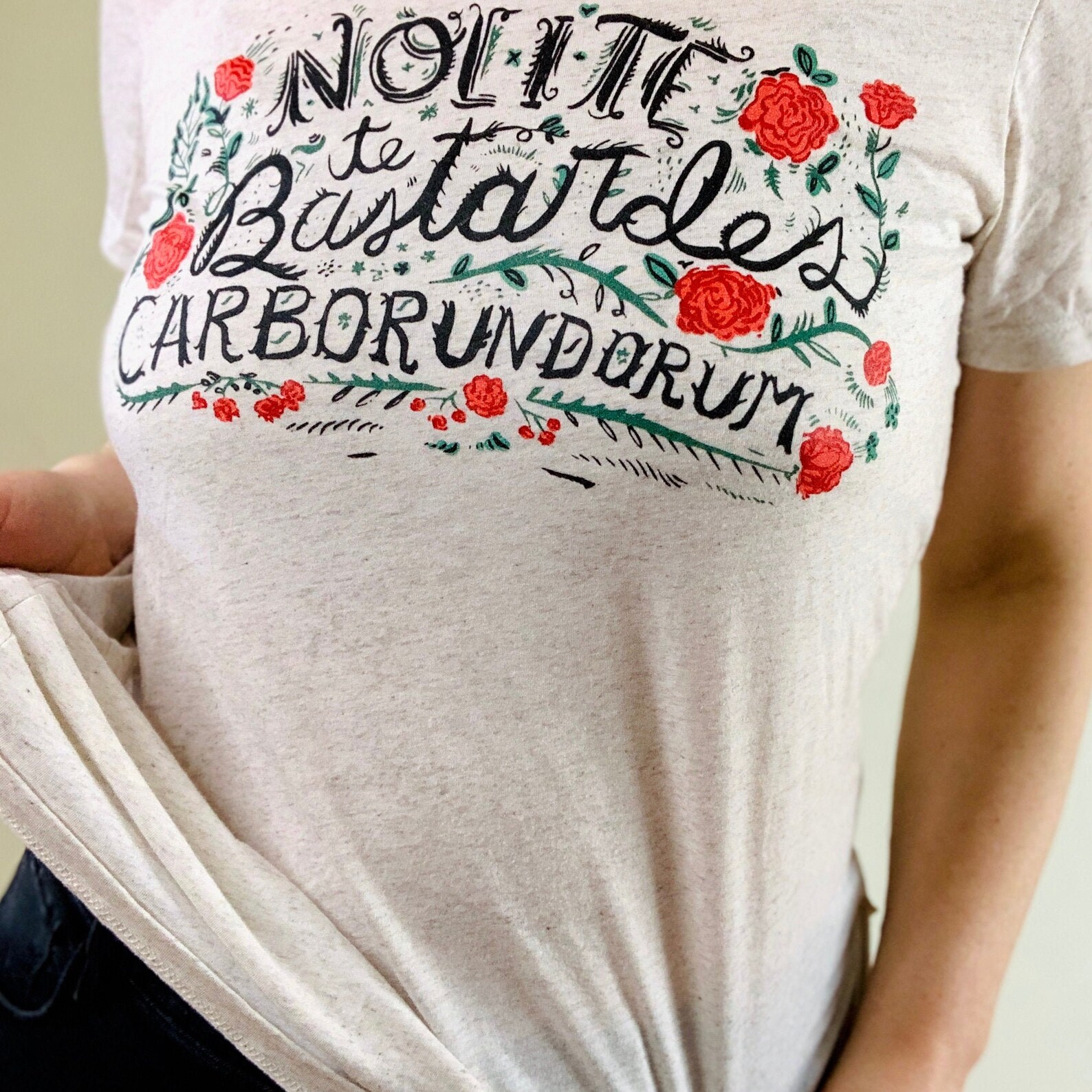 T-Shirt Donna "Nolite Te Bastardes Carborundorum" – Fan Racconto Dell'Ancella - Foto 5
