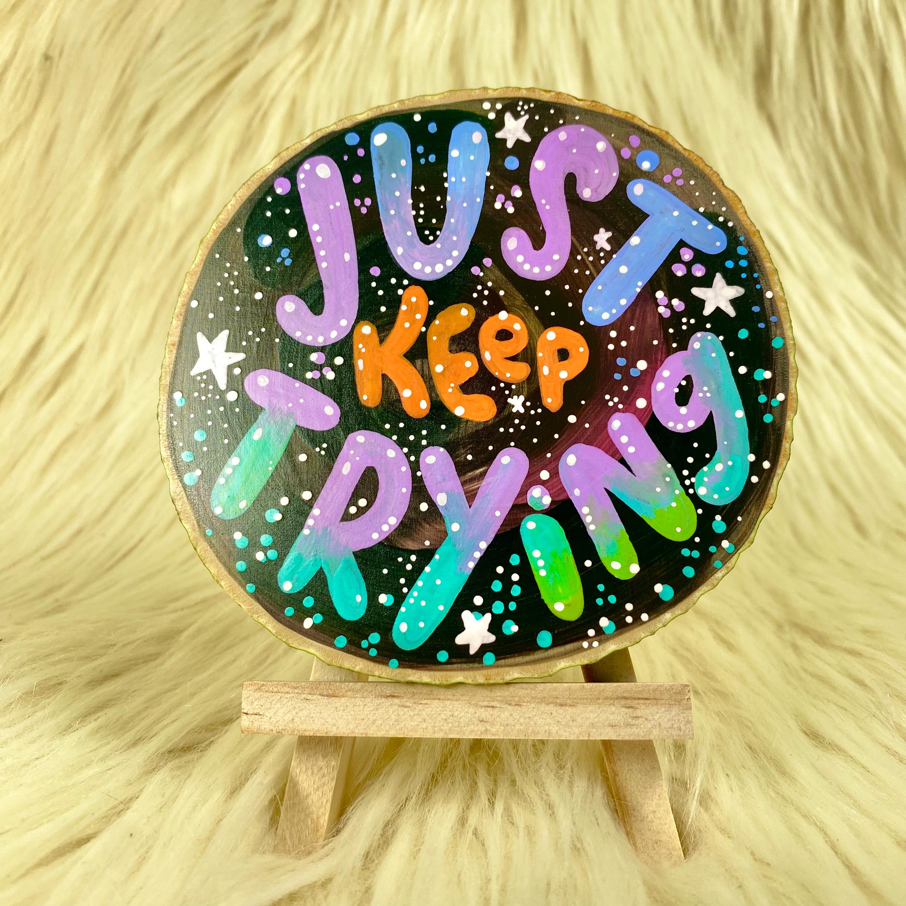 Consejo: Rodajas de madera de arce pintadas a mano sobre un mini caballete: afirmaciones de escritorio, regalo de positividad no tóxico.
