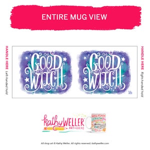 Pu&ograve; includere: Tazza in ceramica bianca con uno sfondo acquerellato viola e blu che presenta il testo "Good Witch" in bianco. La tazza &egrave; mostrata su uno sfondo bianco.
