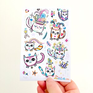 Peut inclure: Un ensemble d'illustrations color&eacute;es de chats portant des couronnes et des fleurs. Les chats sont dessin&eacute;s dans un style fantaisiste avec des couleurs vives et des d&eacute;tails complexes. Les illustrations sont parfaites pour ajouter une touche de fantaisie &agrave; tout projet.