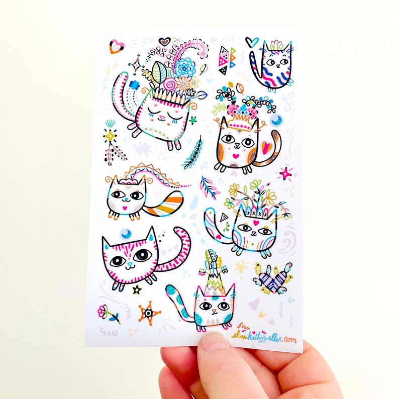 Peut inclure: Un ensemble d'illustrations color&eacute;es de chats portant des couronnes et des fleurs. Les chats sont dessin&eacute;s dans un style fantaisiste avec des couleurs vives et des d&eacute;tails complexes. Les illustrations sont parfaites pour ajouter une touche de fantaisie &agrave; tout projet.