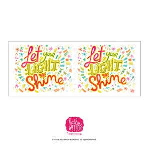 Puede incluir: Ilustraci&oacute;n colorida con la frase "Let Your Light Shine" en una fuente caprichosa. El texto est&aacute; rodeado de estrellas y elementos decorativos en tonos rosa, amarillo, verde y naranja. La imagen incluye la firma del artista e informaci&oacute;n de derechos de autor.