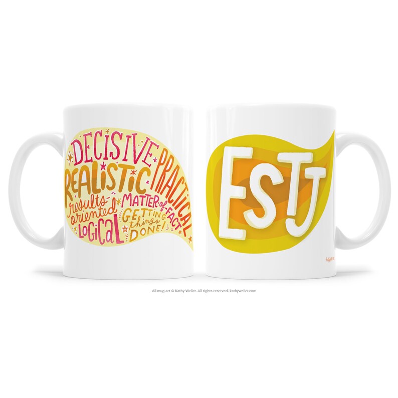 K&ouml;nnte beinhalten: Eine wei&szlig;e Keramiktasse mit einem gelben und orangenen Design. Die Tasse zeigt den Text "ESTJ" in gro&szlig;er Schrift und eine Wortwolke mit Pers&ouml;nlichkeitsmerkmalen wie "entschlossen", "realistisch", "praktisch", "ergebnisorientiert", "logisch", "Tatsache" und "Dinge erledigen".