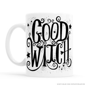 Pu&ograve; includere: Tazza in ceramica bianca con un design nero che dice "Good Witch" con stelle e volute.