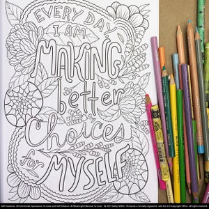 K&ouml;nnte beinhalten: Eine Schwarzwei&szlig;-Malbuchseite mit dem Text "Every Day I Am Making Better Choices For Myself". Die Seite zeigt ein florales Design mit einem Spinnennetz in der unteren rechten Ecke. Rechts neben der Seite ist ein Satz farbige Bleistifte zu sehen.