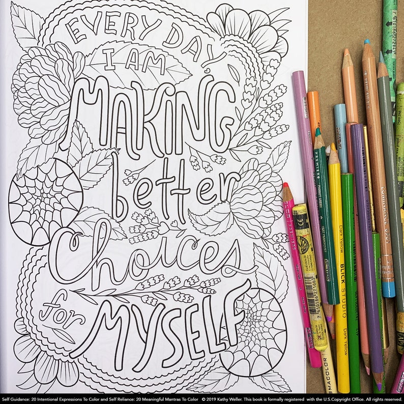K&ouml;nnte beinhalten: Eine Schwarzwei&szlig;-Malbuchseite mit dem Text "Every Day I Am Making Better Choices For Myself". Die Seite zeigt ein florales Design mit einem Spinnennetz in der unteren rechten Ecke. Rechts neben der Seite ist ein Satz farbige Bleistifte zu sehen.