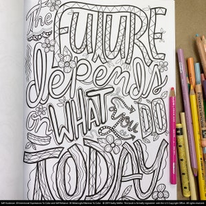 K&ouml;nnte beinhalten: Schwarz-wei&szlig;es Malbuch mit dem Text "The future depends on what you do today". Der Text ist in einer dekorativen Schriftart mit Blumen und Schn&ouml;rkeln drumherum.