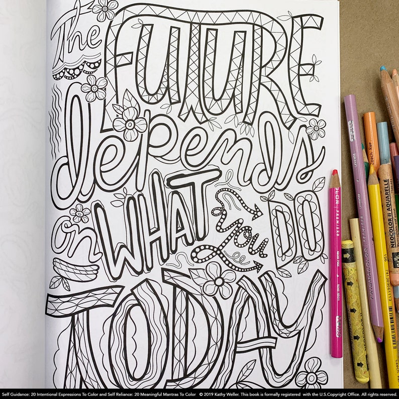 K&ouml;nnte beinhalten: Schwarz-wei&szlig;es Malbuch mit dem Text "The future depends on what you do today". Der Text ist in einer dekorativen Schriftart mit Blumen und Schn&ouml;rkeln drumherum.