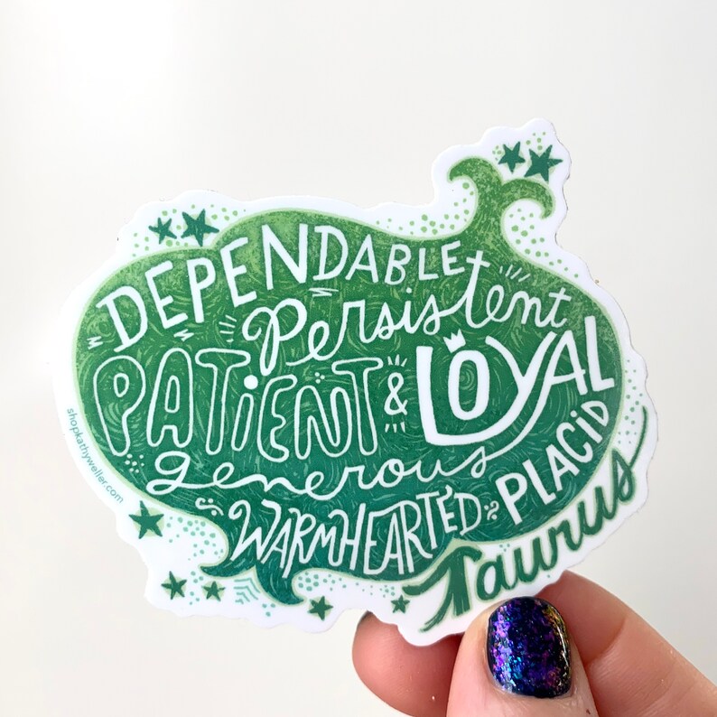 Puede incluir: Pegatina verde y blanca con el texto "Dependable, Persistent, Patient & Loyal, Generous, Warmhearted, Placid, Taurus" en una fuente estilizada. La pegatina tiene un dise&ntilde;o de estrellas alrededor de los bordes.