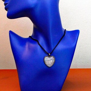 Collar de cabujón con letras postales en forma de corazón sobre un cordón negro de 18" con una cadena extensora de 2 pulgadas