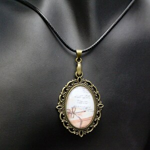 Cartas de amor atadas con una cinta Cabujón ovalado en un collar con marco dorado en un cordón negro de 18" romántico