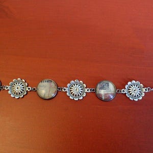 Cabochons de carte postale de timbre-poste et 3 fleurs en argent sur un bracelet en argent réglable
