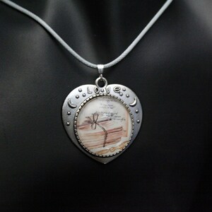Lettres d'amour attachées avec un ruban cabochon rond dans un collier coeur en argent sur un cordon en argent gris de 18 po. Romantique