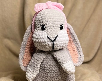 Peluche lapin en crochet amigurumi gris et blanc