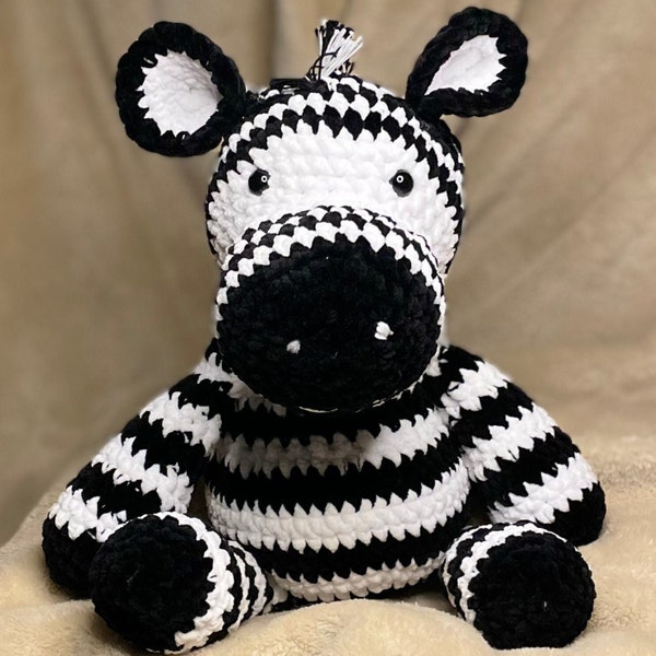 Peluche zèbre en crochet amigurumi blanche et noire