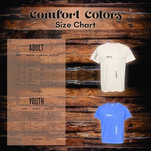 Puede incluir: Una tabla de tallas para camisetas Comfort Colors, con tallas para adultos y j&oacute;venes. La tabla incluye medidas de ancho, largo y largo de manga en pulgadas. Se muestran dos camisetas, una crema y otra azul, con etiquetas que indican el ancho y el largo.