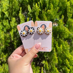 Daisy Studs | Handmade Polymer Clay Studs | Spring Accessories | Floral Earrings | Flower Studs | Gifts for her | Everyday Jewelry