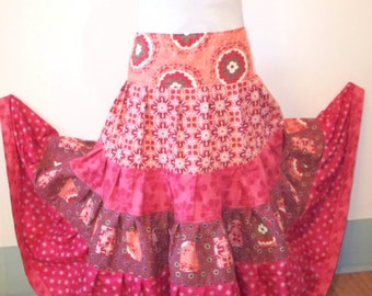 Falda larga con patchwork de niveles fruncidos en rojos Hippie Boho