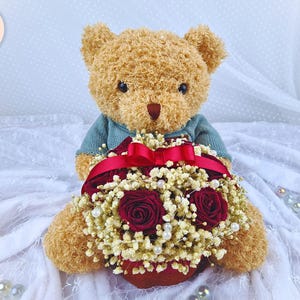 Ours en peluche avec roses rouges éternelles et gypsophilie blanche dans un panier – Parfait pour la Saint-Valentin, les mariages et les anniversaires | Carte personnalisée