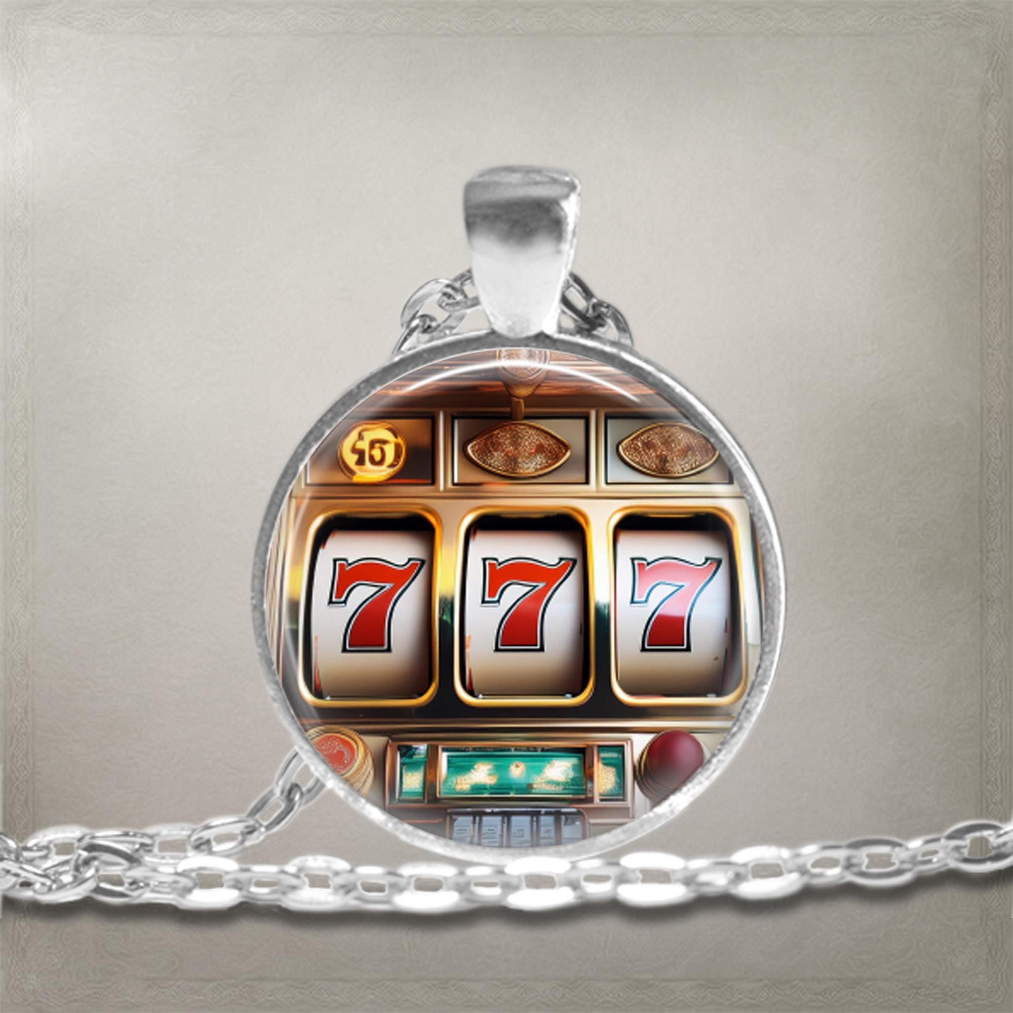 スロットマシンネックレス、ラッキー777ジュエリー、ハンドメイドジュエリー、フォトペンダント、ガラスドーム - Etsy 日本, image size:2000x2000