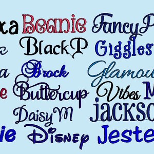 Puede incluir: Un fondo azul con una variedad de nombres escritos en diferentes colores y estilos. Los nombres incluyen Alexa, Beanie, Fancy, PLAIK, Alicia, Black P, Giggles, Lido, Aurora, Brock, Glamour, Mist, Averie, Buttercup, Vibes, Maddi, Bang, Daisy M, Jackson, Barbie, Disney y Jester.