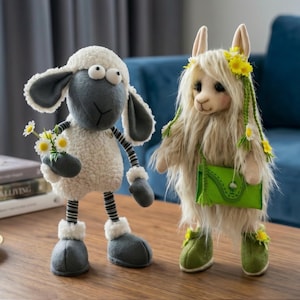Pode incluir: Duas figuras de animais de pelúcia: uma ovelha segurando margaridas e uma lhama com uma bolsa verde. A ovelha tem corpo branco, rosto, orelhas e pés cinzentos e pernas listradas em preto e branco. A lhama tem corpo creme, uma bolsa verde e flores amarelas.