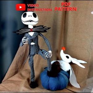 Op de afbeelding: Een handgemaakt pluche speelgoed van Jack Skellington uit de film Nightmare Before Christmas. Het speelgoed draagt een zwart-wit gestreept pak en een rode strik. Het speelgoed staat op een blauwe pompoen met een wit pluche speelgoed van Zero, Jack's spookhond, zittend op de pompoen. De afbeelding bevat de tekst "VIDEO INSTRUCTION" en "PDF PATTERN".