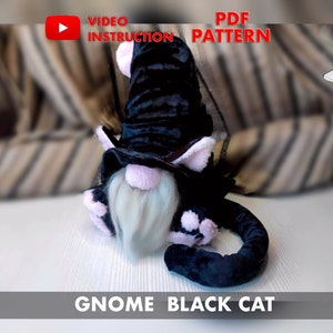 黒猫のコスチュームを着たノームのパターン PDF スカンジナビアのノーム猫のノーム黒猫耳付き DIY ハンドメイド + 無料ビデオチュートリアル最初のギフト