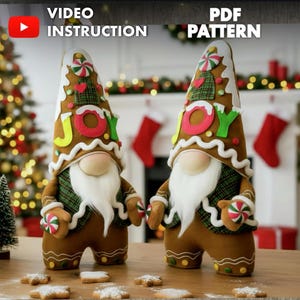 Pode incluir: Duas figuras de gnomos com tema de pão de gengibre com barbas brancas, vestindo roupas marrons com detalhes em xadrez verde. Os chapéus são decorados com doces e a palavra "JOY". A imagem também inclui o texto "VIDEO INSTRUCTION" e "PDF PATTERN".