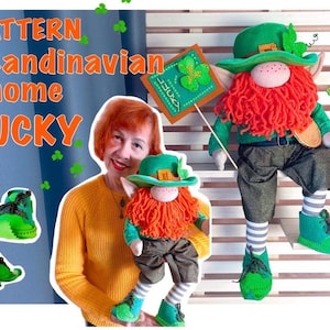 Puede incluir: Un patrón para un gnomo escandinavo llamado "Lucky". El patrón incluye instrucciones para hacer un gnomo con un sombrero verde, barba roja y zapatos verdes. El gnomo sostiene un cartel que dice "Lucky".