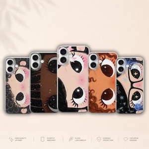 Puede incluir: Cinco fundas para teléfono con ilustraciones de caras con ojos grandes, mejillas rosadas y varios peinados. Las fundas son transparentes con los diseños impresos. Son resistentes a los arañazos y tienen un diseño delgado y ligero.