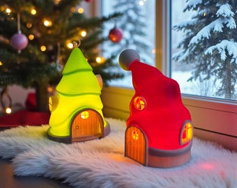 クリスマスティーライトハウスセット – クリスマスハットとツリーのデザインが施された装飾的な家