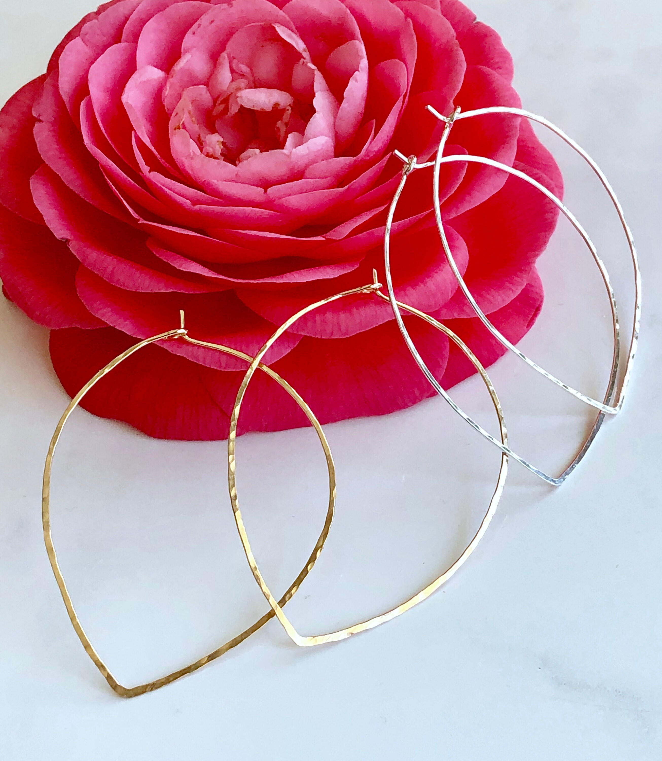 Orecchini A Cerchio A Foglia Martellati A Mano - Riempiti In Oro 14K Di Angie O'Neal Designs