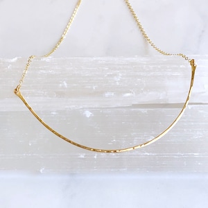 Curved bar choker