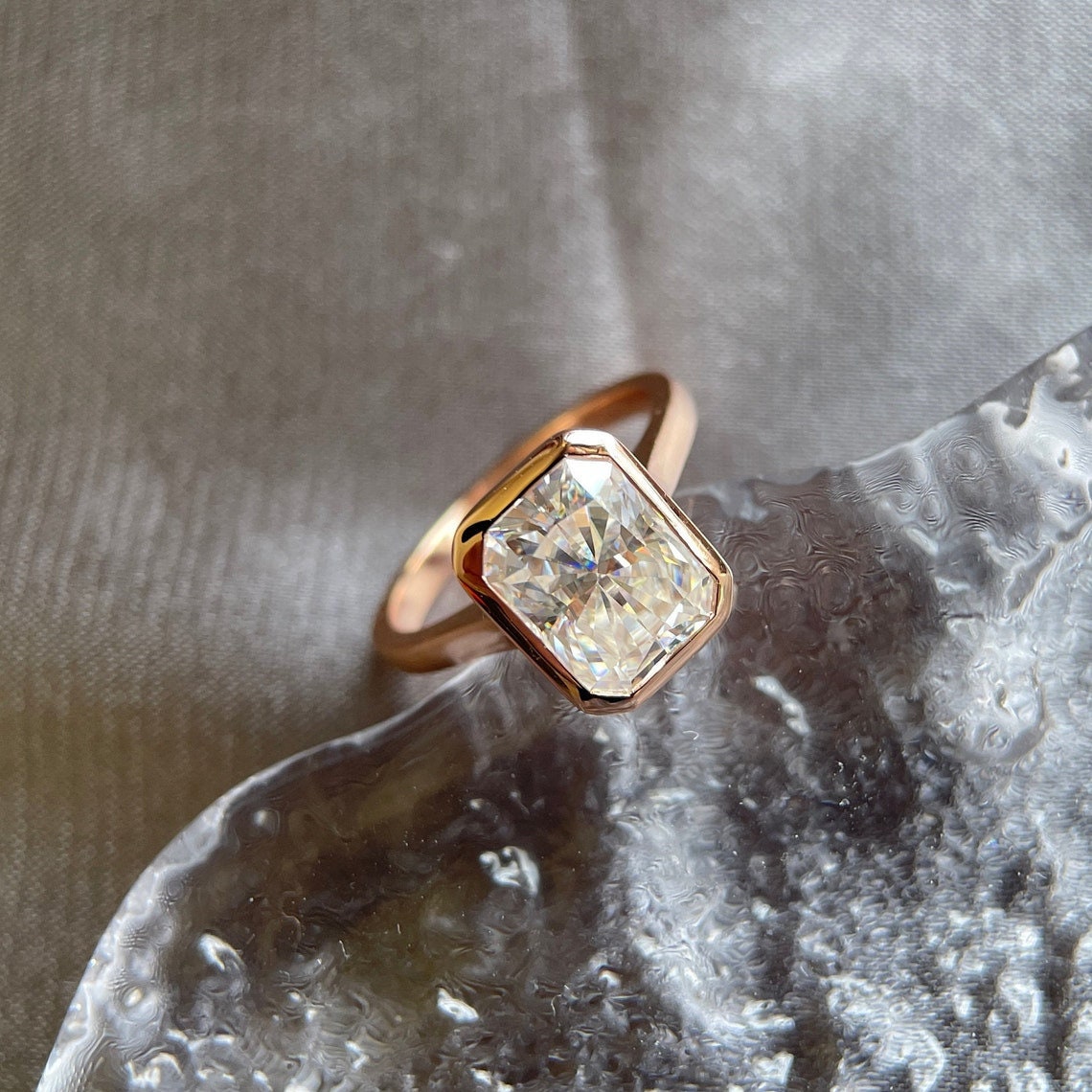 3.50 CT ラディアントカット モアッサナイト エンゲージリング 3.50 CT ラディアントカット モアッサナイト エンゲージリング