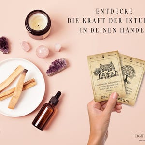 Entdecke die Kraft der Lenormand-Orakel-Karten in deinen Händen. Klassisches Vintage-Design mit Botschaften für Schutz, Wachstum und Harmonie.