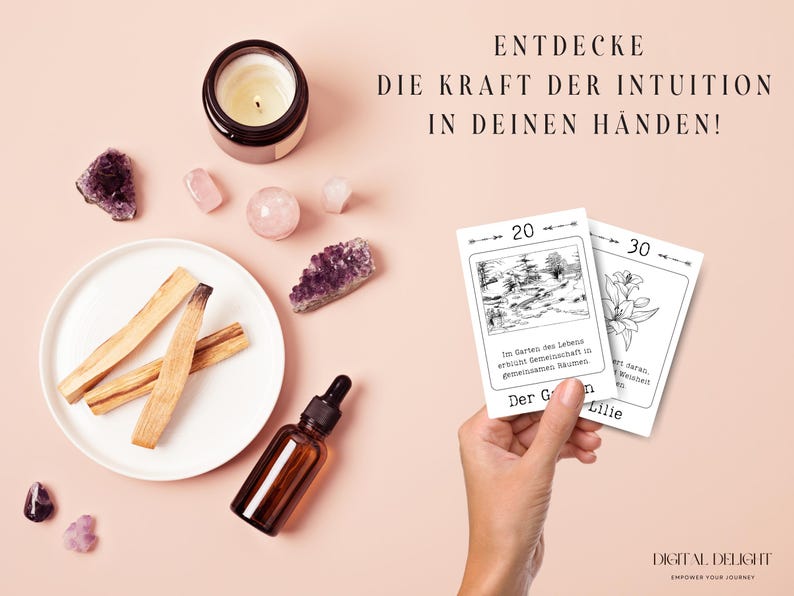 Hand hält Lenormand-Karten "Der Garten" und "Die Lilie," präsentiert mit spirituellen Accessoires wie Palo Santo und Kristallen.