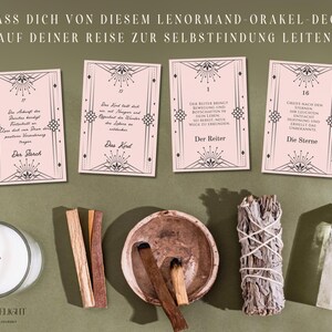 Lenormand-Karten in stilvollem rosa Design, arrangiert mit spirituellen Tools wie Salbei und Kristallen. Lasse dich von diesen Karten auf deiner Reise zur Selbstentdeckung leiten. Inspirierend und praktisch für tägliche Rituale!